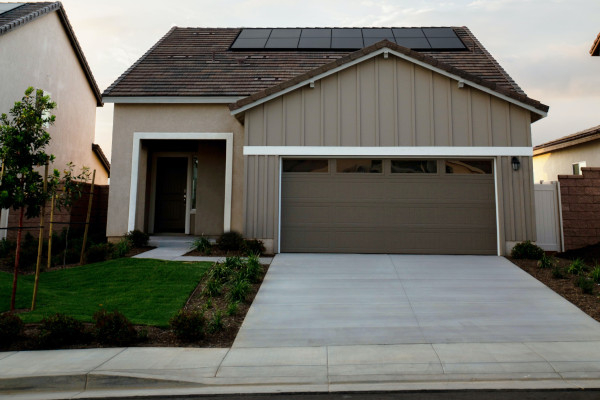 Un jardin et une entrée de garage très artificialisés